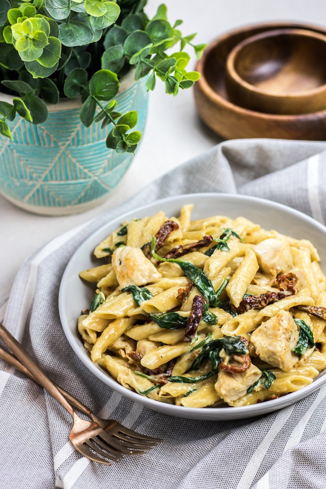 Instant Pot Pasta with rich and creamy Alfredo Sauce with chicken, spinach and sun dried tomatoes is a perfect one pot 30 minutes meal that is easy to make.