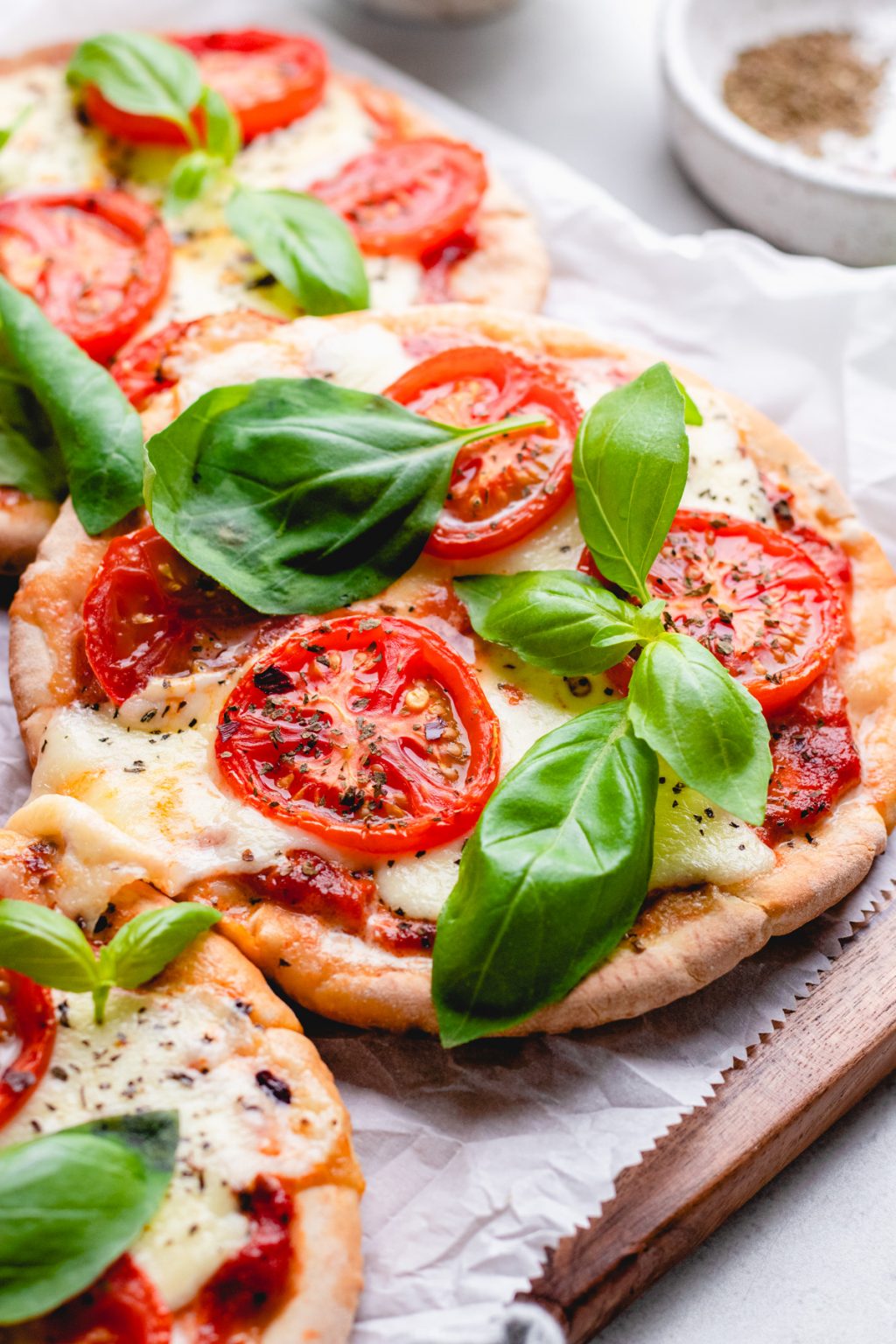 Margherita Flatbread Pizza - Veronika's Kitchen