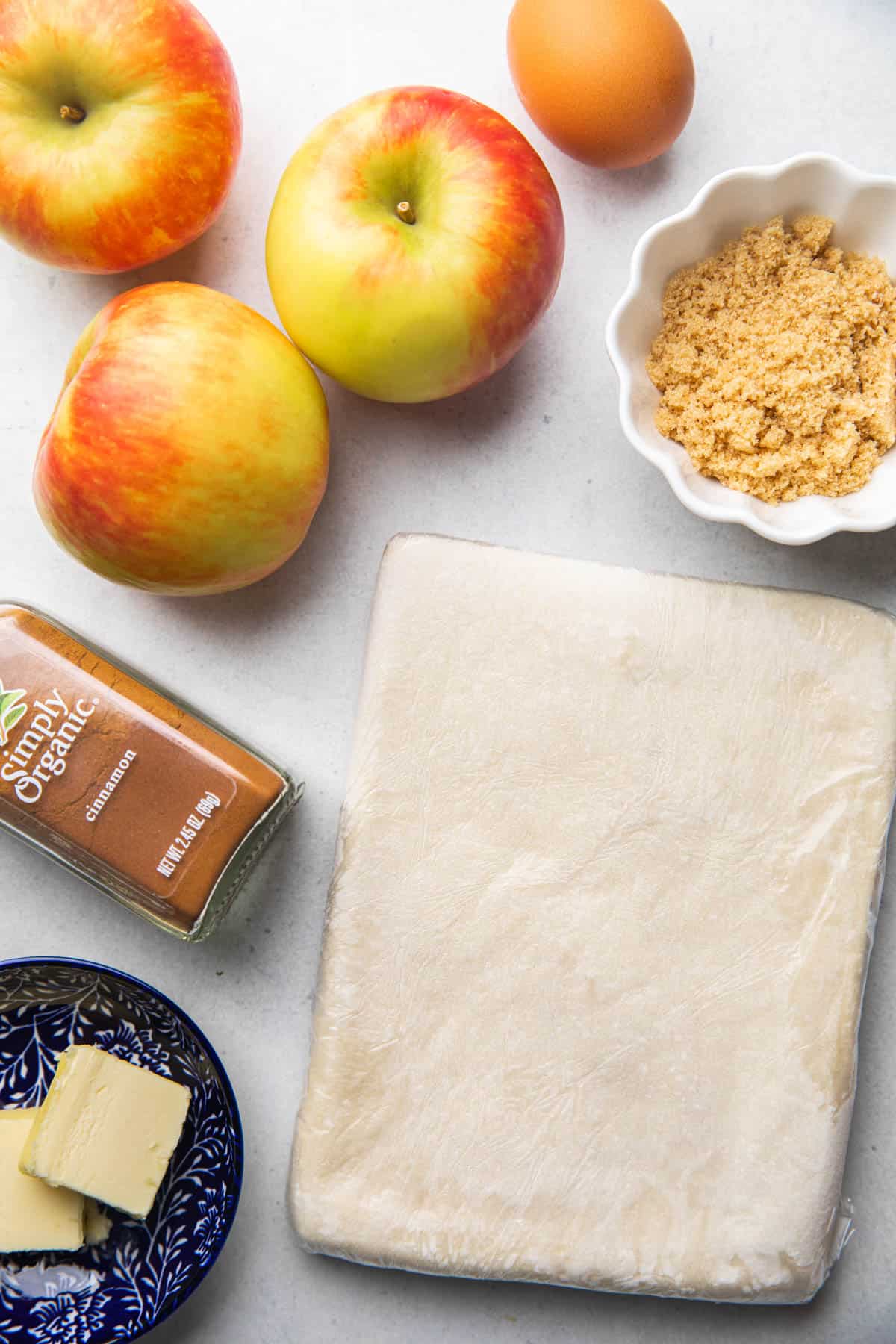Ingredients for Apple Pie with Puff Pastry.