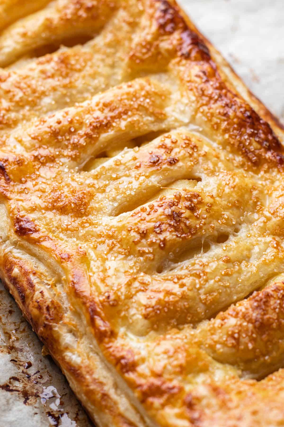 Puf pastry pie, filled with apple slices.